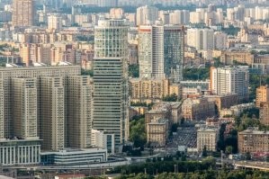 Историческая Москва Вам пока понравится.
Но вот то, что "настроили" в последнее время - думаю приведет Вас в ужас.
Человековейники, где невозможно жить как дома.
Это скорее место переночевать между двумя рабочими днями.
Как пример - фото в районе Беговой.
Все, что низкоэтажное - историческая застройка.
Остальное напихали!