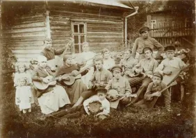 Целый оркестр
На бас-балалайке играл в юности