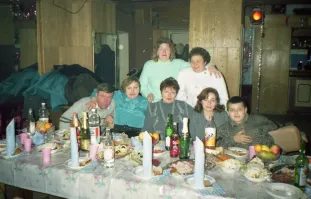 А где дискачи, гулянки с видом на хавчик и напитки, а где бычье в нелепых прикидах и цепями поверх водолазок??