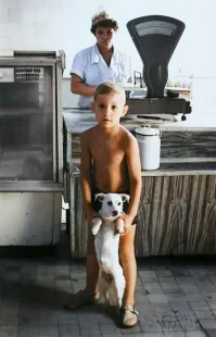 "Чем ближе к 90-м годам, тем больше таких грустных фотографий с пустыми витринами."
А началось все с меченой гниды с какашкой на лбу!