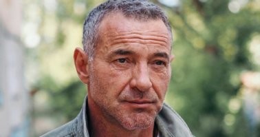 Есть такой украинский актер Максим Дрозд. Всегда играет паскудные роли, но как актёр - !!!
В 2019 году актёр Максим Дрозд попал в дорожно-транспортное происшествие, в результате которого получил многочисленные лицевые травмы. Перелом скуловой кости и повреждение нервов привели к деформации лица актёра. 
НО!!! Главное оставаться хорошим человеком!!!!