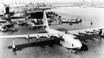 А 2 ноября 1947 года Горвард Хьюз поднял в первый и последний полёт свой H-4 (HK-1) Hercules «Spruce Goose»:
Технические характеристики:
    Экипаж: 3 человека
    Длина: 66,45 м
    Размах крыла: 97,54 м
    Высота: 24,08 м
    Высота фюзеляжа: 9,1 м
    Площадь крыла: 1061,88 м 
    Максимальная взлётная масса: 180 тонн
    Масса полезной нагрузки: до 59 000 кг
    Запас топлива: 52 996 л.
    Двигатели: 8   воздушного охлаждения поршневые Pratt&Whitney R-4360-4A по 
    3000 л. с. (2240 кВт) каждый
    Пропеллеры: 8   четырёхлопастных Hamilton Standard, диаметром 5,23 м