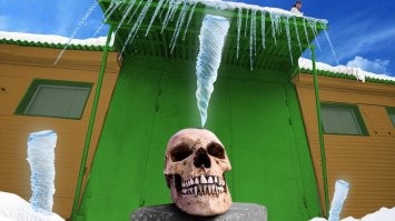 Прогулка под сотнями сосулек