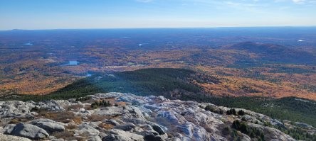 Наверно, моя самая любимая гора. Достаточно недалеко от границы с Массачусетсом, поэтому до нее ехать примерно час, а не два как до более высоких Белых гор; отличный вид сверху (действительно без деревьев). Главный минус - многовато людей, но если взять правильную тропу (например Spellman), то людей будет минимум, а удовольствия максимум (к тому же эта тропа наиболее резко поднимающаяся, и виды с нее великолепные). Гора просто замечательная и летом, и зимой.
Две первые фотки я сделал в октябре, вторая - вид в начале подъема; третья - год назад.
Спасибо автору!