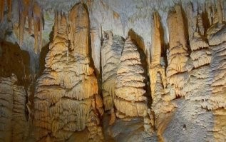 Сталактит это тот, который сверху растёт, а который снизу - сталагмит.