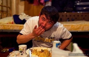 Ждём  - как правильно есть руками плов. 
Правило первое: плов всегда едят руками. 
Чтобы начать кушать плов залезьте пальцами в тарелку, загребите побольше  и съешьте.  Оближите пальцы от бараньего жира. Почувствуйте этот великолепный вкус...