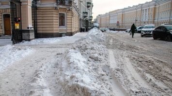 апрель-сентябрь обязательно нужен на всех дорогах, где идиоты велодорожки нарисовали, не не ездят зимой по ним вообще!