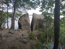 Нормальное явление.  Камень постепенно разрушается снаружи ,и его в конце концов разрушает внутреннее напряжение, которое он получил еще от вулкана...
А переменный температурный режим этому способствовал