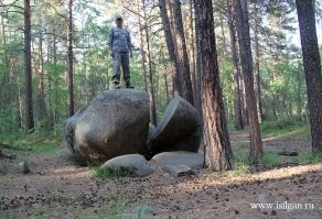 Нормальное явление.  Камень постепенно разрушается снаружи ,и его в конце концов разрушает внутреннее напряжение, которое он получил еще от вулкана...
А переменный температурный режим этому способствовал