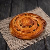 Под кофе перед работой всегда беру вот такую улитку.
Если нет с изюмом, годится с корицей или с маком... (на мой скромный вкус)