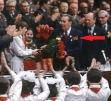 Вот нахрена кому-то надо зеркалить фото, звёзды героя у Ильича с этой стороны должны быть!