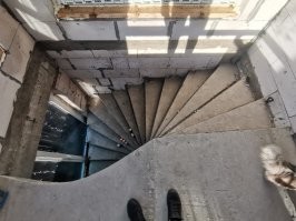 Недавно у заказчика лестницу новую делали, адекватную. Вот что было раньше...