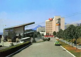 г. Пятигорск. Санаторий "Ленинские скалы". У подножия горы Машук.
С папой там отдыхал 40 лет назад. Во втором классе учился.
Год назад был в Пятигорске. Заехал понастальгировать. 
Пару корпусов выкуплены, стоят красавцами за трёхметровыми заборами. Пару заброшены. Административное здание (оно же бывший лечебный корпус) вечером без единого огонька в окнах. Но надпись на фасаде "Санаторий "Лениские скалы" сохранилась.