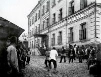 О чём мы. Лики родного НН.
Нижегородский фотограф М. Дмитрiевъ:
НН Ночлежный дом Н. А. Бугрова

Семейство Николая II в Саровском монастыре. Саров, 1903 г

Босяцкая Миллионка