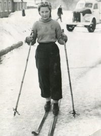 Ученица Казанского медицинского училища № 1 на лыжах. Зима 1956 года.