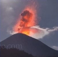Этна даёт пзды лентикулярному облаку.