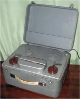 Вот этот до сих пор есть но работать перестал,лампа перегорела.  Там сверху есть одна лампа которая при записи красиво стрелками бегает.