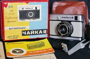 О, мой первый фотоаппарат! Оказывается, прилично стоила эта мыльница (мне его подарили на Новый, 1981 год)! Делить плёнку на 72 кадра, конечно, экономия, но более-менее приличное качество получалось только на мелкозернистой плёнке, которая редко встречалась в продаже(