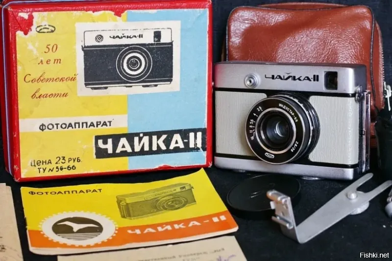 О, мой первый фотоаппарат! Оказывается, прилично стоила эта мыльница (мне его подарили на Новый, 1981 год)! Делить плёнку на 72 кадра, конечно, экономия, но более-менее приличное качество получалось только на мелкозернистой плёнке, которая редко встречалась в продаже(