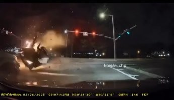 Там мотик в салон влетел, вон подушки даже в окно вылетели.