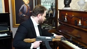 ля, я почему-то думал, что он русский, косит под иностранца 
похож чем-то.