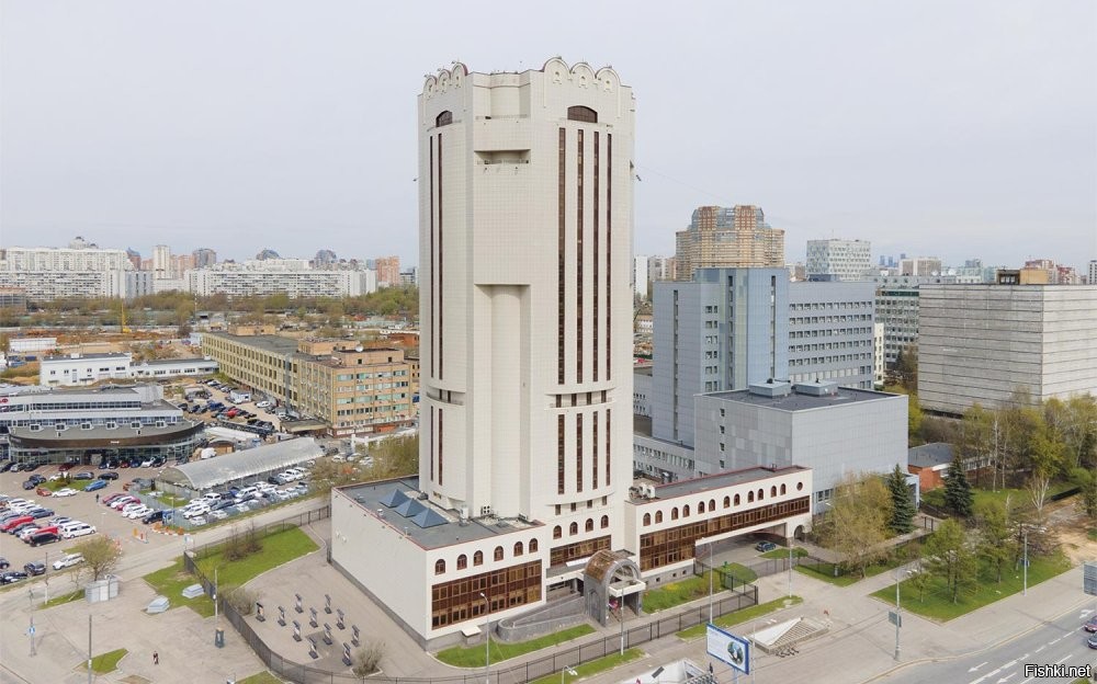 А что так далеко пошёл? 
Москва, ул Профсоюзная.
Не то, чтоб совсем без окон, но тож интересная архитектура.