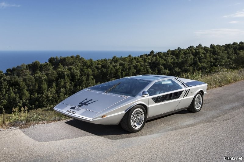 Это знаменый концепткар   Maserati "Boomerang".
Концепт-кар Maserati Boomerang был впервые показан на Туринском автосалоне 1971 года. Автором чрезвычайно эффектного и необычного для тех лет автомобиля был известный дизайнер Джорджетто Джуджаро. У машины был характерный клиновидный силуэт с заваленным лобовым стеклом, двойные боковые окна, а внутри в глаза бросался огромный круглый щиток приборов как бы вписанный в руль.
Первоначальная версия «Бумеранга» была полноразмерным макетом, но к Женевскому автосалону 1972 года концепт-кар получил «начинку» от мелкосерийного купе Maserati Bora: двигатель V8 4.7 (310 л. с.), пятиступенчатую «механику» и привод на задние колеса. В течение нескольких лет концепт участвовал в выставках, а в 1974 году был продан частному коллекционеру. Машина до сих пор демонстрируется на различных мероприятиях.
Концепт Maserati Boomerang изначально не предполагался к серийному производству, но дизайнерские решения этого концепта в дальнейшем были использованы Джуджаро в других автомобилях, например, Delorean DMC-12 и Lotus Esprit.