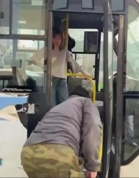 Это ее минута славы!