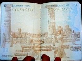 У нас - так. Не знаю, светится ли это в ультрафиолете, не проверяла.