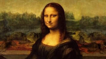 Вы думаете почему она улыбается? Она нашла заначку Леонардо!)