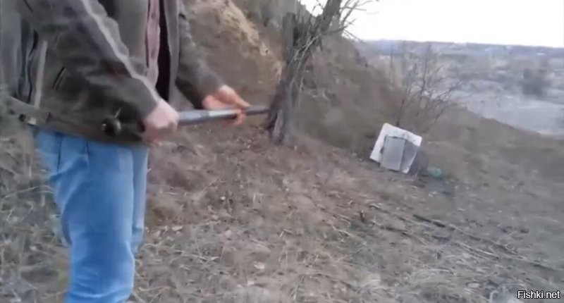 Собственно, сделать какое-нибудь стрелядло не так и сложно. 
Особенно, при наличии готовых боеприпасов. 
Вопрос в удобстве использования и эффективности. 

Вот, к примеру, одна из самых простых конструкций:
