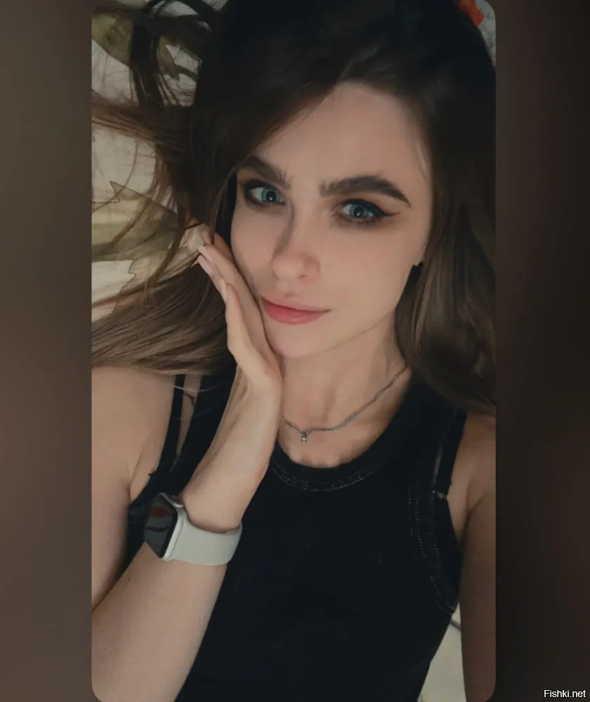 Ну тут сняли еще так, что она на знаменитую Аленку похожа.
А вообще, девчонка симпатичная, нашел другую ее фотку.