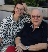 Такое чувство, что у неё от улыбки, лицо скоро лопнет.