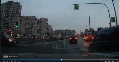Рег как был в средней полосе, так там и остался, а вот минивен из правой полез в среднюю
Перед и после поворота