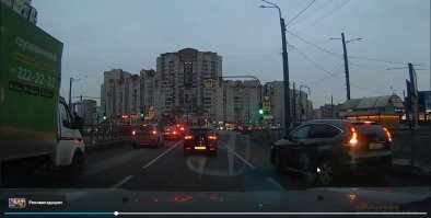 Рег как был в средней полосе, так там и остался, а вот минивен из правой полез в среднюю
Перед и после поворота