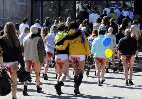 Украинская делегация возвращается после встречи с Трампом.
.