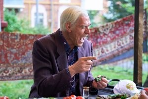 Он из образа байдена никак не выйдет.