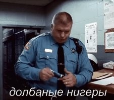 Хулиган сбросил мебель на посетителей торгового центра