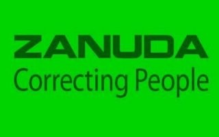 Школьник дразнит девушек на беговых дорожках