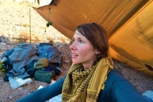 Похожа на эстонскую экспрезидентку.