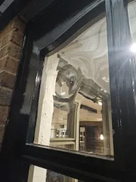 это слегка гиперболично. раньше и вправду создавали оконные стекла, раздувая пузырь, разрезая и отрезая от воздушной трубки. но он в отличие от этого имел вполне плоскую поверхность и пуцку примерно в центре, этим стекла и отличались. здесь же волнообразный новодел скорее символизирует круги на воде