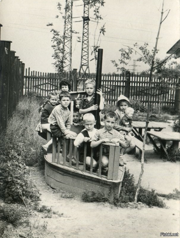 На игровой площадки детского сада. Москва. 1962г.