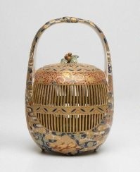 Так в Китае модно. Ну было модно старину. Сейчас не знаю точно, но попадалось упоминание, что всё же держат в клетках сверчков. Но более как питомцев. А вот в старину эдакую маленькую клеточку, часто очень красивую, дорогую, со сверчком носили на поясе. Типа удачу приносил.