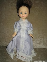 Дура какая то. всё в кучу смешала. Я не знаю ничего хагиваги, но внешне они какие то не детские милые игрухи. А вот относительно "Корпорации монстров" кардинально она обос..лась. Там то как раз и сами герои милые игрушки, хотя и непривычного вида, и суть всей истории отличная. Главное верность и дружба и что у всех есть свои проблемы и своя жизнь и внешность тут неважна совсем. Мульт отличный и игрушки тоже. она лучше бы не критиковала. а придумала ка свои делать. А то языком махать горазда, а конкретного ничего не предложила. Хоть бы про матрёшки помявкала, дура.
 Моей последней игрушкой была классная кукла Золушка. С двумя нарядами и двумя парами туфлей. Она долго ещё сидела у меня на шкафу, пока мы не решили её отнести в садик, где был мой сын и девочкам она очень понравилась! Чего придумывать, когда есть куча старой классики. А уж от этого плясать в современные требования. Вот даже нашла похожие фото! На первом наряд и обувь похожи, только у моей были длинные каштановые волосы. А на втором похожее платье для бала. У моей было пышнее с подкладом. Я ей потом шубу сшила и она  на бал ездила в меховом манто))))