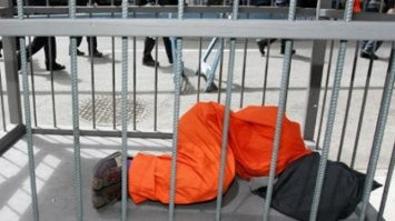 И поедет или полетит в Black Raven этот маструбек на зону в Гуантанамо в Block Maximum Security.  
И там маструбека вылечат от жажды. 
Примет солнечные ванны.  
Короче - весело проведет остаток своих дней слушая любимый музон.