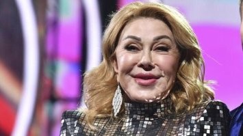 Тоже всё лицо от большого ума искалечила, губы вообще не шевелятся.
