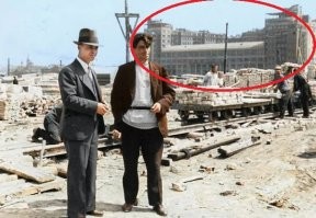 Знаменитый "Дом на набережной", где жила куча известных людей. В центральной части сейчас Театр эстрады (если ещё не закрыли).