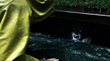 В Бразилии 5-летнюю малышку затянуло в канализационный люк во время проливных дождей