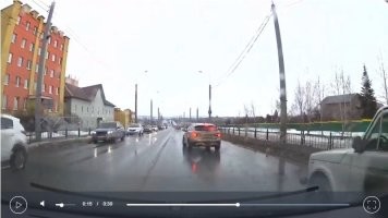 "А Лада ровно катила в своей (первой) полосе, не меняла полосы движения." Ага. На видео отлично видно как "в своей полосе ехала". За ней Нива спокойно проехала, причем рег уже стоял на том же месте, где произошло ДТП. Места там для Лады было навалом, просто надо знать правила перестроения.