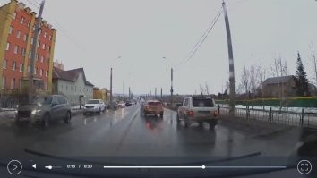 "А Лада ровно катила в своей (первой) полосе, не меняла полосы движения." Ага. На видео отлично видно как "в своей полосе ехала". За ней Нива спокойно проехала, причем рег уже стоял на том же месте, где произошло ДТП. Места там для Лады было навалом, просто надо знать правила перестроения.